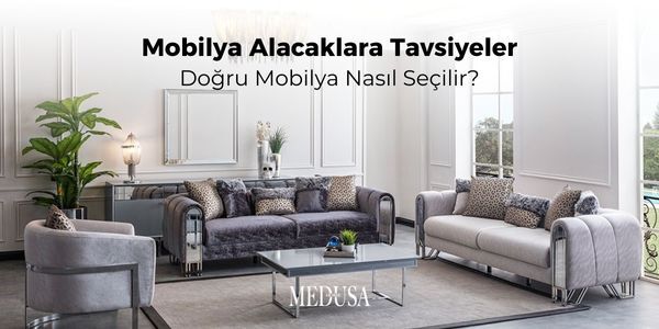 En kaliteli mobilya ile dekore edilmiş modern oturma odası, gri koltuk takımı ve şık aksesuarlarla tamamlanmış.